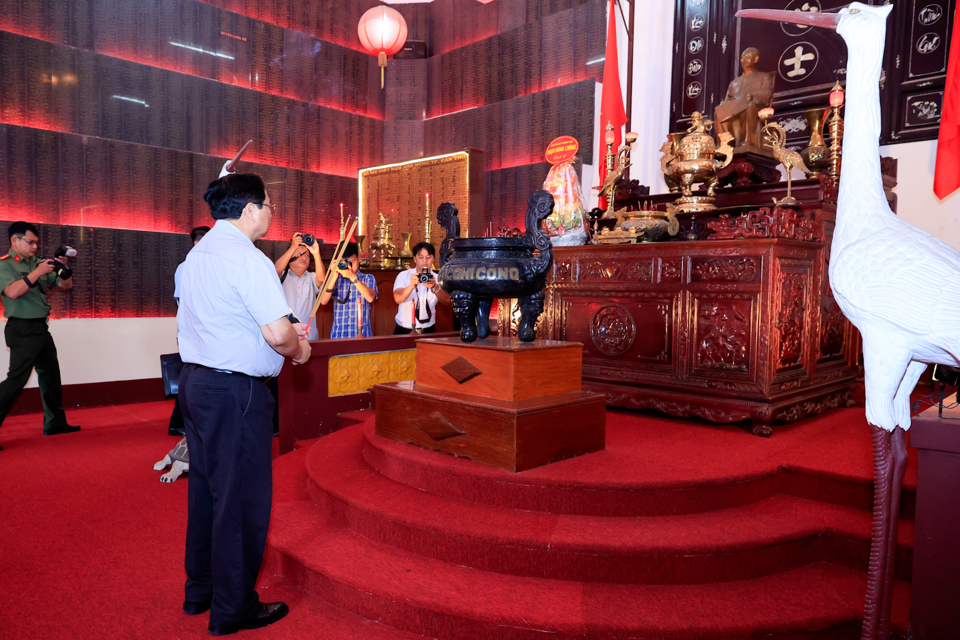 Der Premierminister und die Delegation brachten Weihrauch und Blumen dar, um Präsident Ho Chi Minh zu gedenken und ihn zu ehren - Foto: VGP/Nhat Bac