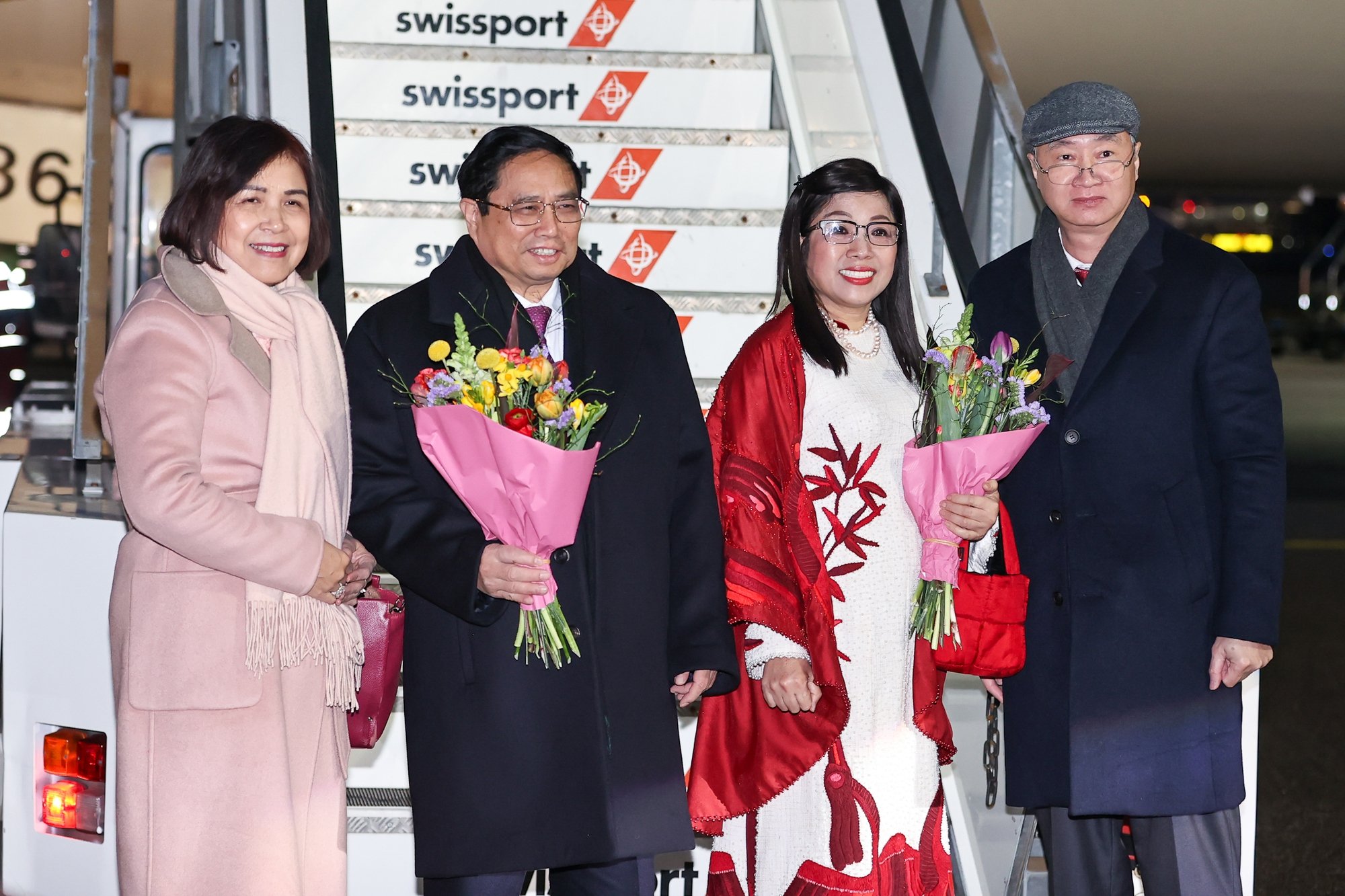 El primer ministro Pham Minh Chinh llegó a Suiza para comenzar sus funciones oficiales en el Foro Económico Mundial (FEM) de 2024 en Davos, Suiza, foto 2.