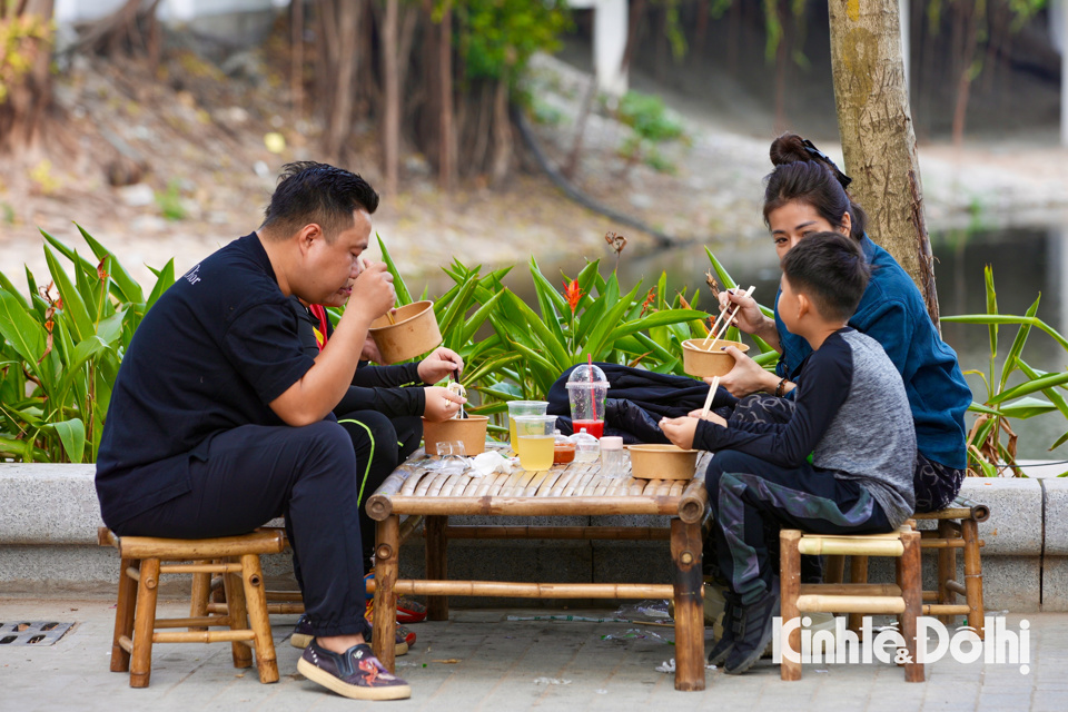 Hanoi Food Culture Festival 2024: Verkehrsstaus wegen Tausender Menschen, die zum Festival kommen - Foto 12