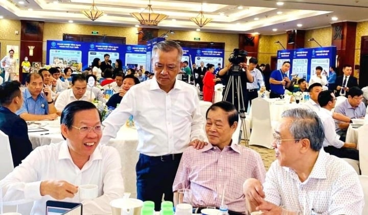 On the weekend, Chairman of Ho Chi Minh City People's Committee sits down for coffee with businesses - 1