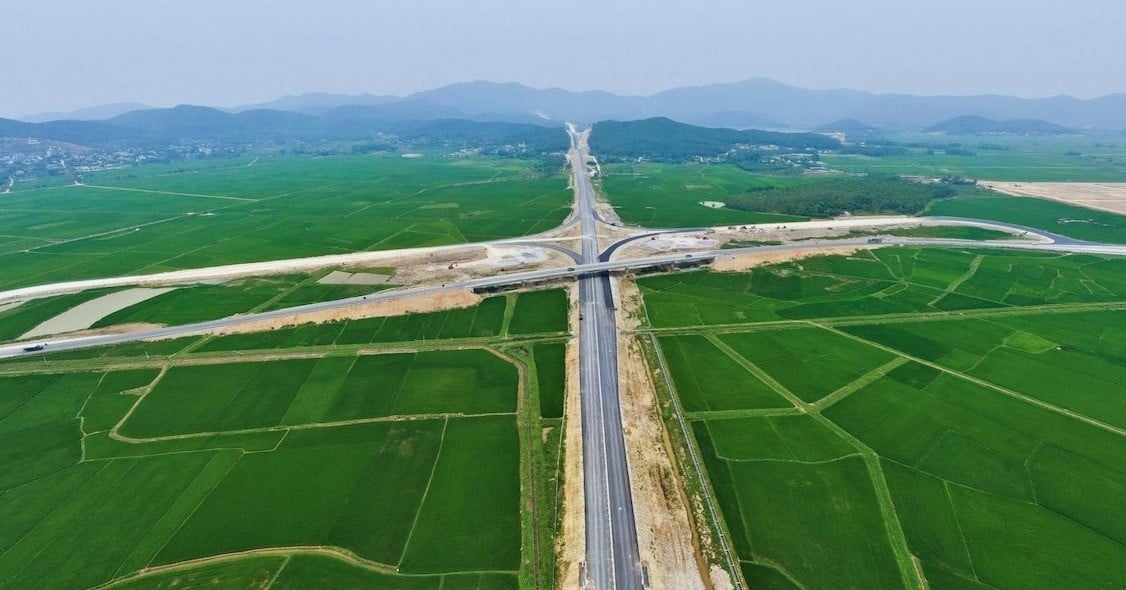 On June 30, the entire Dien Chau - Bai Vot expressway opened to traffic.