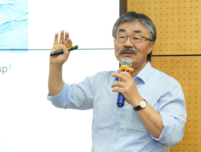 Le professeur Lee Young Hee a conseillé au Vietnam de se concentrer sur l’éducation et la formation de ressources humaines de haute qualité pour l’industrie des semi-conducteurs. Photo : Thanh Ha