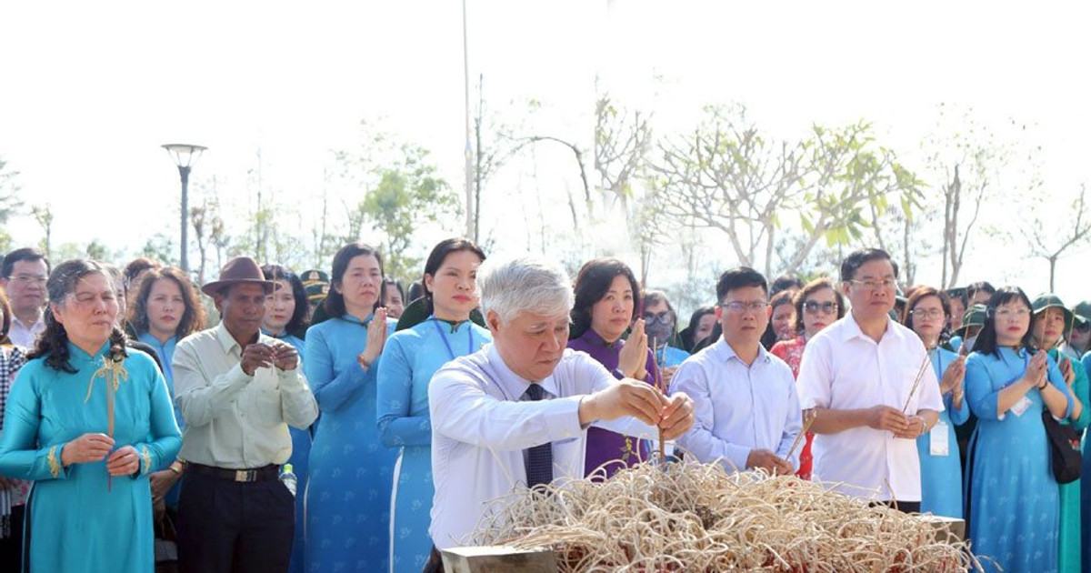 Đoàn đại biểu phụ nữ cả nước hướng về Điện Biên tri ân Anh hùng, liệt sĩ