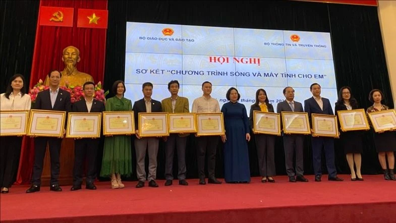 “Sóng và máy tính cho em": Hơn 92.000 máy tính bảng đã đến tay học sinh