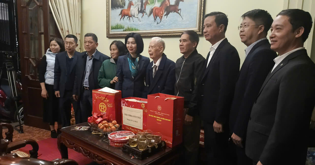 Les dirigeants de la ville rendent visite aux familles politiques du district de Hoang Mai et leur offrent des cadeaux