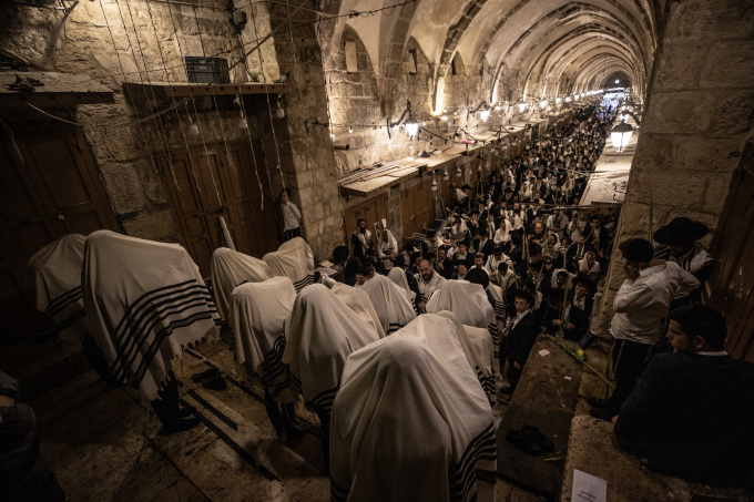 Các tín đồ Do Thái cực hữu xông vào đền Al-Aqsa ở Đông Jerusalem hành lễ vào ngày 4/10. Ảnh: AFP