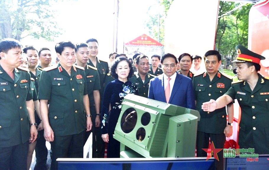 Prime Minister Pham Minh Chinh attended the closing ceremony and presented the 23rd Creative Youth Award in the Army.