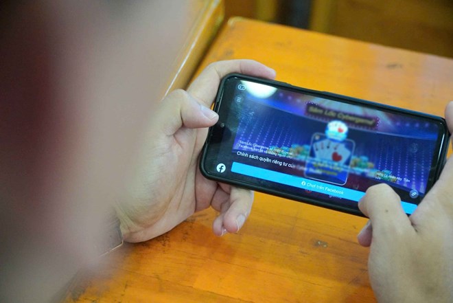 L'école interdit aux élèves d'utiliser leurs téléphones portables même pendant la récréation.