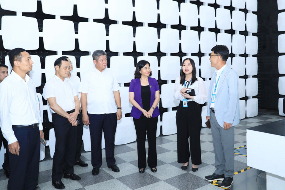 La subsecretaria permanente del Comité del Partido de Hanoi, Nguyen Thi Tuyen, visitó la compañía DT&C (Corea), que opera en el parque de alta tecnología de Hoa Lac. Foto: Quang Thai