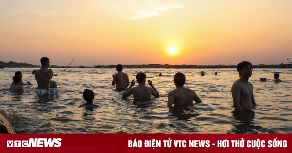 En una calurosa tarde de verano, los habitantes de Hanoi buscan ríos y lagos para refrescarse.