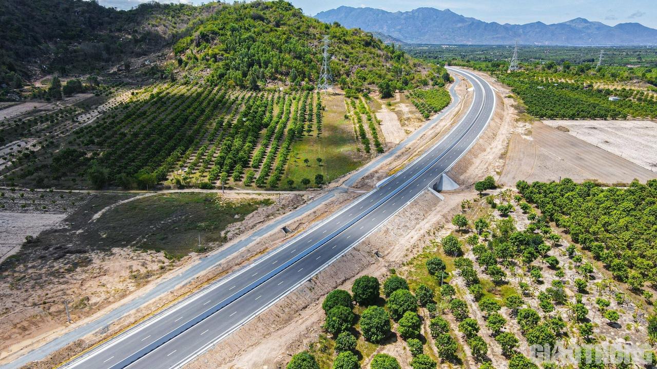 Cao tốc Nha Trang - Cam Lâm dài gần 50 km, khởi công tháng 9/2021, tổng kinh phí hơn 7.600 tỷ đồng. Sau nhiều năm khổ ải vượt “bão dịch”, “bão giá”, Nhà đầu tư là Tập đoàn Sơn Hải đã tuân thủ kế hoạch đề ra, thi công ngày đêm, đội nắng, đạp mưa, mạnh dạn đưa nhiều công nghệ hiện đại lần đầu tiên có ở Việt Nam giúp dự án cán đích trước hạn gần 4 tháng. Sau gần 2 năm thi công, cao tốc Nha Trang – Cam Lâm trở thành một tuyến đường đẹp và hiện đại hoàn thành vượt thời hạn gần 4 tháng.