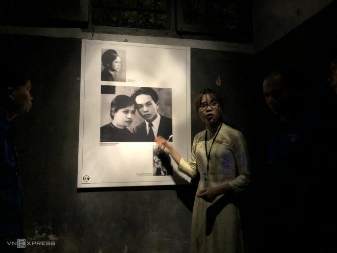 Un guide touristique de la prison de Hoa Lo explique aux visiteurs. Photo : Ngan Duong