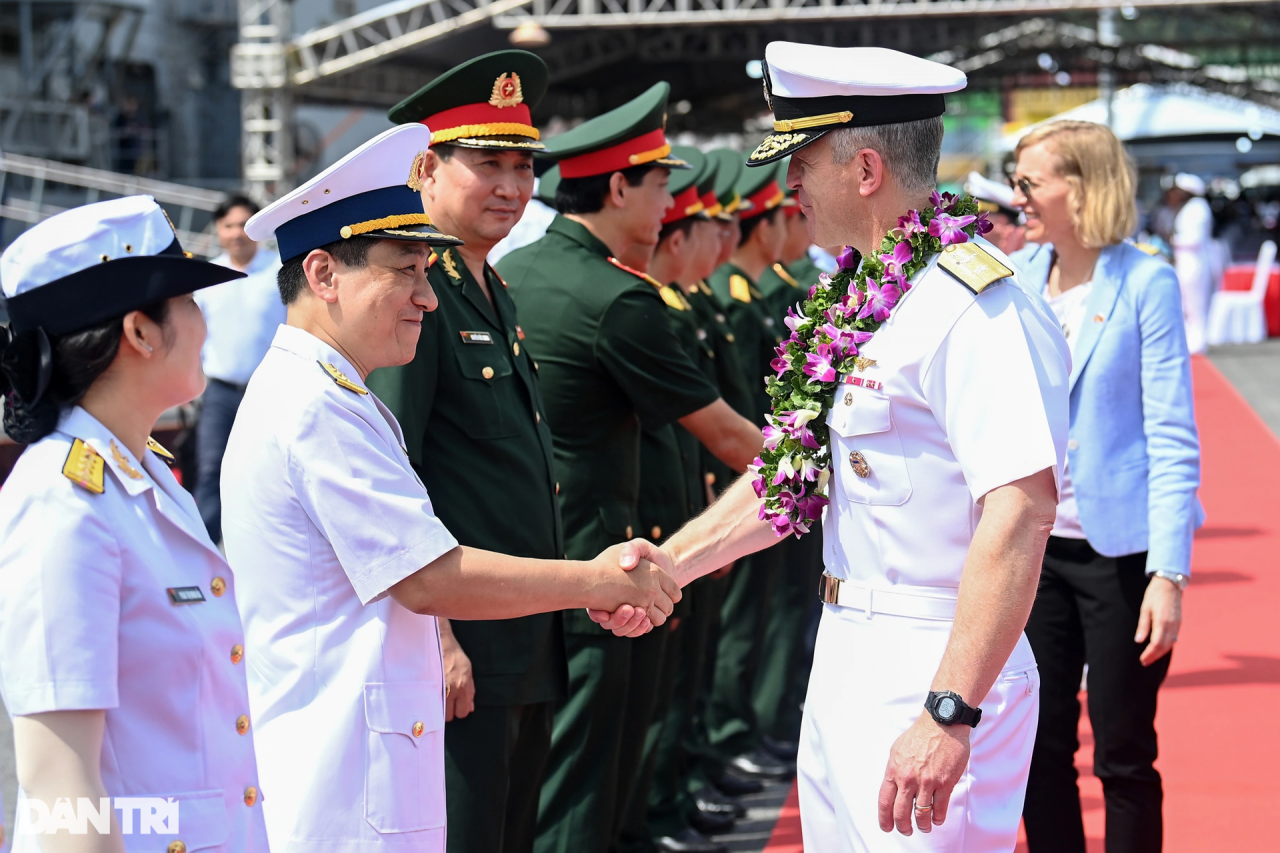 Cận cảnh tàu sân bay Mỹ USS Ronald Regan vào vịnh Đà Nẵng - 11