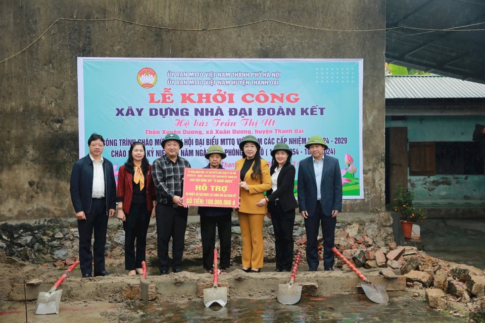 La présidente du Comité du Front de la Patrie du Vietnam de la ville de Hanoi, Nguyen Lan Huong, et ses délégués ont commencé la construction de la Grande Maison de Solidarité dans le district de Thanh Oai, en avril 2024. Photo : Nguyen Phuong