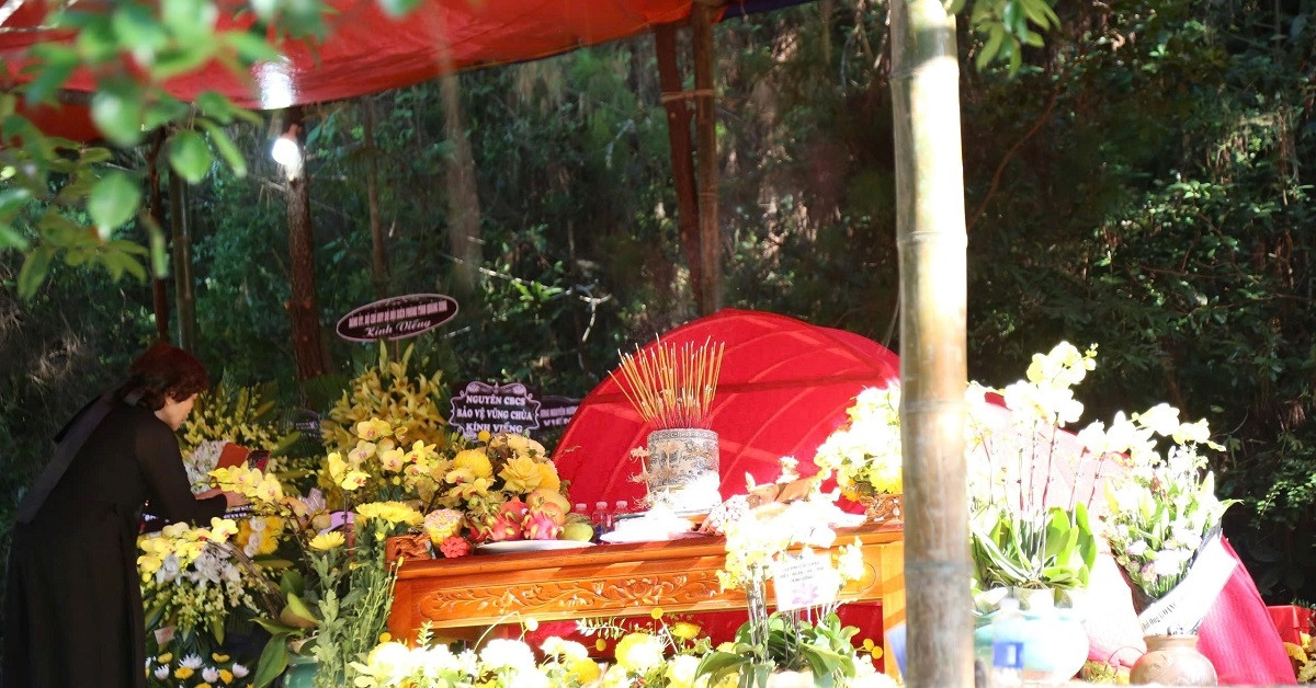 General Vo Nguyen Giap's wife rests at Vung Chua - Yen Island