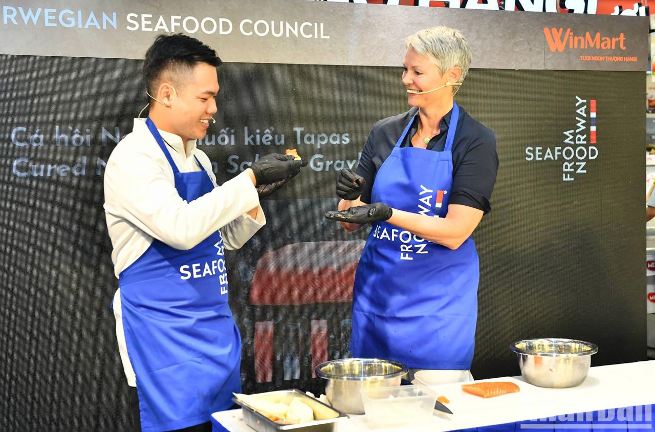 [Photo] Norwegian Ambassador prepares salmon dish for guests photo 1