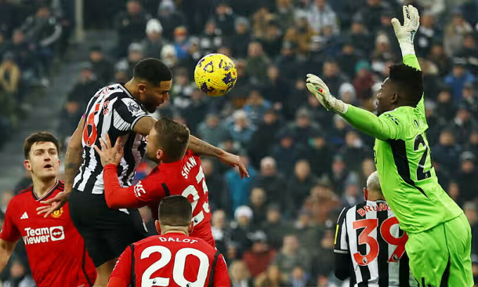 Le gardien André Onana s'est précipité mais n'a pas pu attraper le ballon. Photo : Reuters