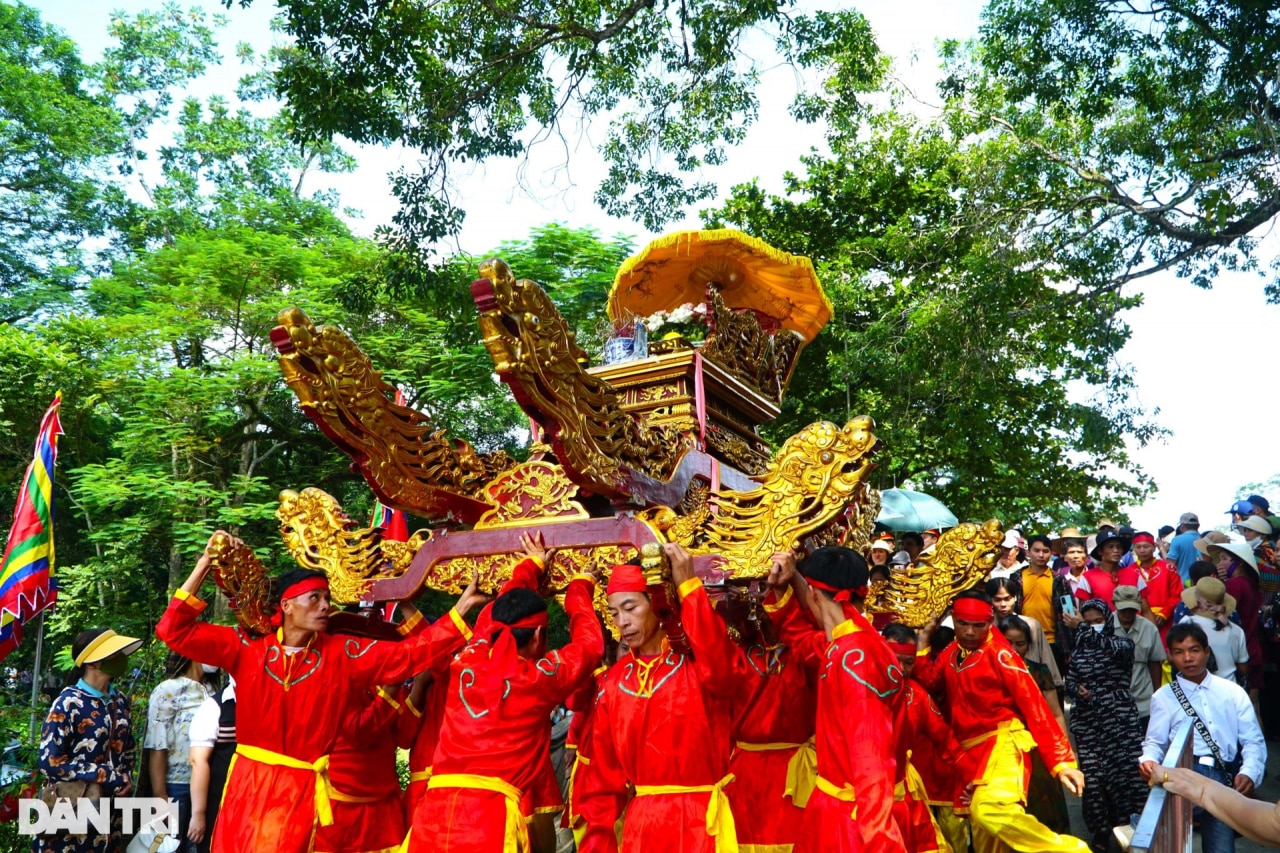 Du khách chen chân về Lễ hội Lam Kinh, chiêm ngưỡng chính điện dát vàng - 7