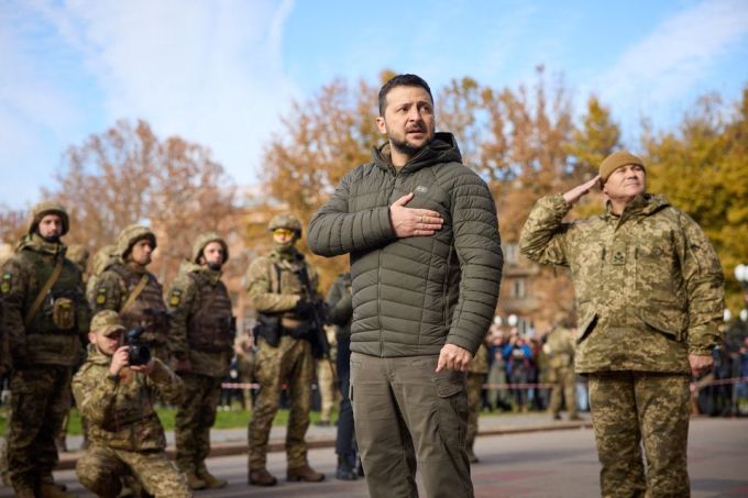 Tổng thống Ukraine Volodymyz Zelensky trong chuyến thăm thành phố Kherson ngày 14/11/2022. Ảnh: Reuters