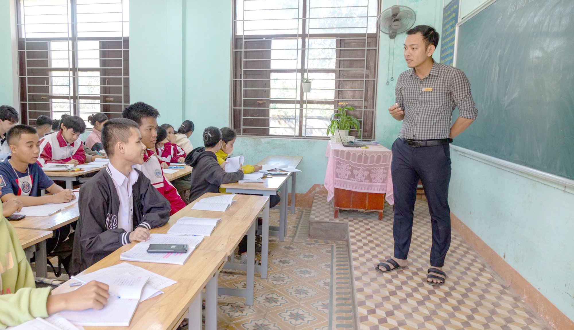 Tương và Vũ ngồi cùng bàn đầu, cùng học và làm đôi chân cho bạn đến trường trong gần 3 năm qua - Ảnh: HOÀNG TÁO