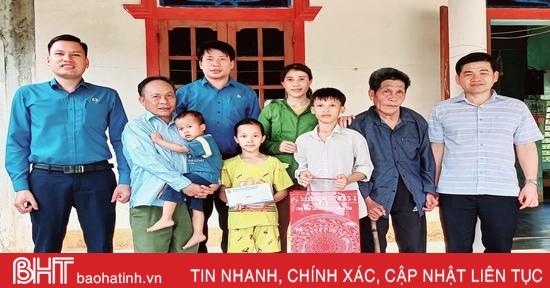 Trao quà cho trẻ em hoàn cảnh khó khăn nhân dịp Quốc tế Thiếu nhi