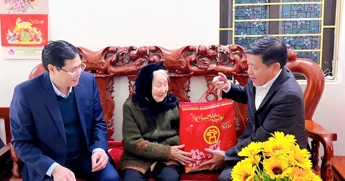 Les dirigeants de la ville de Hanoi rendent visite à Nguyen Thi Cuu, mère héroïque du Vietnam, et lui offrent des cadeaux