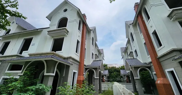 Die Preise für Villen und Stadthäuser am Stadtrand von Hanoi steigen nur auf Anraten des Maklers