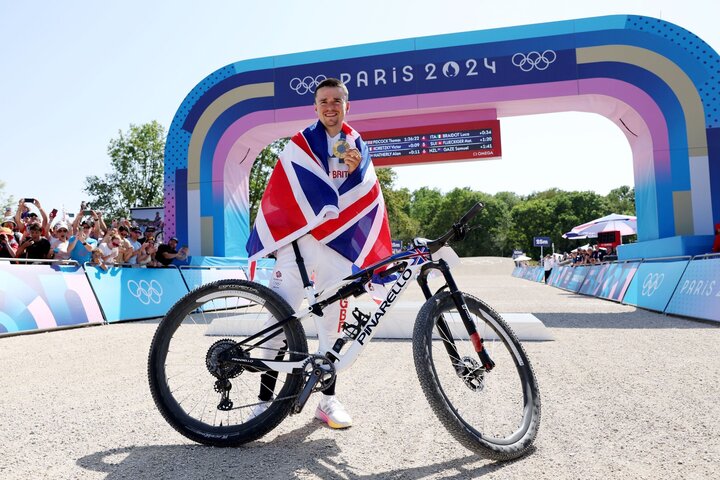 Thomas Pidcock defiende su medalla de oro olímpica pese a tener una rueda pinchada.