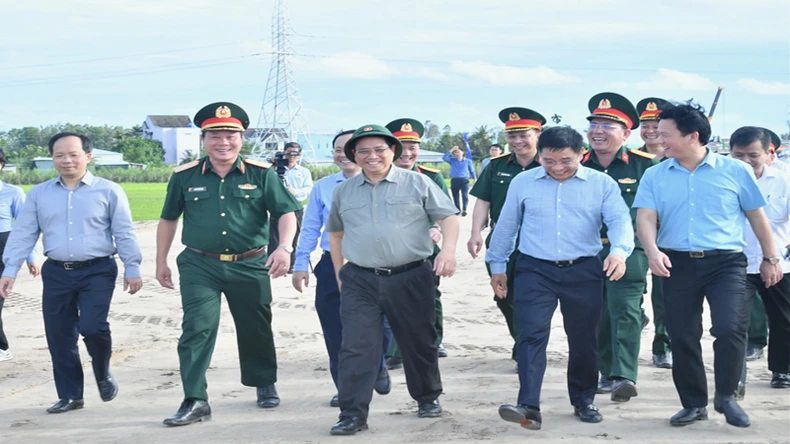 El primer ministro Pham Minh Chinh inspecciona la autopista Can Tho-Ca Mau a través de la provincia de Hau Giang. Foto 1