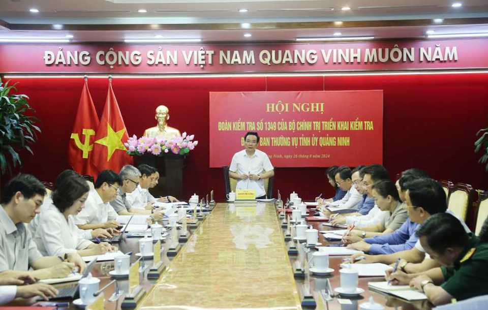 El Sr. Nghiem Phu Cuong, Subdirector de la Comisión Central de Inspección y Subdirector de la delegación de inspección, trabajó con el Comité Permanente del Comité Provincial del Partido de Quang Ninh.