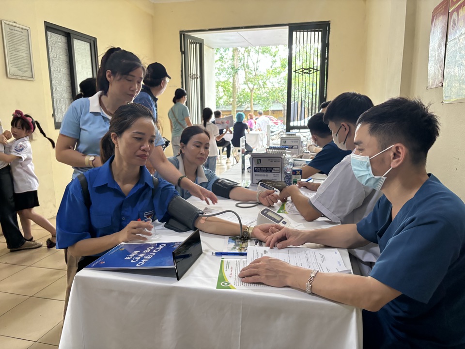 Chị Nguyễn Thị Hồng (Công ty TNHH Dojung) cảm ơn sự quan tâm của Thành đoàn tới công nhân có hoàn cảnh khó khăn