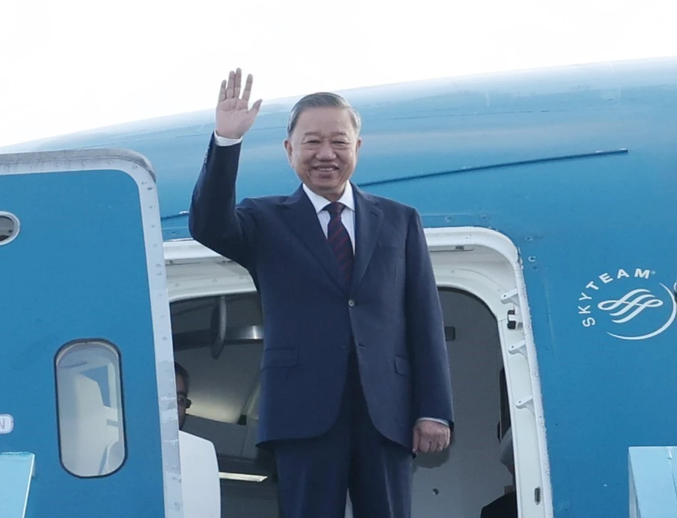 Laos and Cambodia welcomed President To Lam at the highest level.