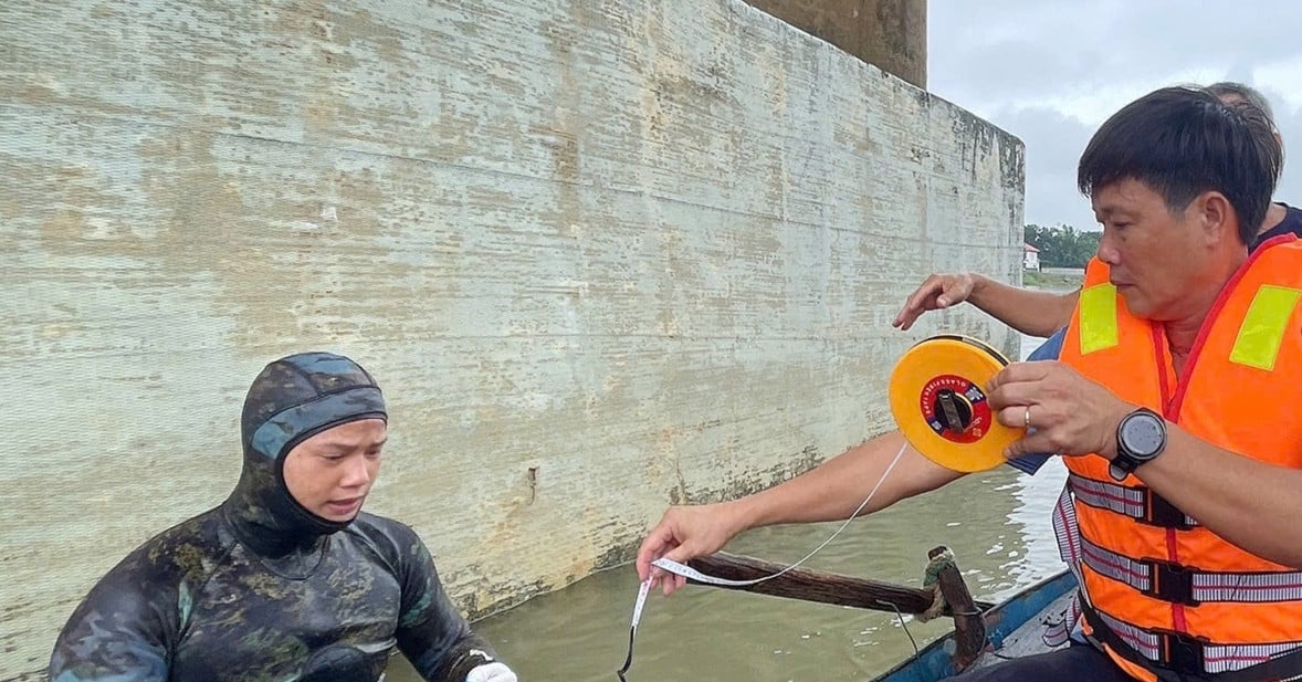 Hire divers to inspect the foundation of Ben Thuy 1 bridge and Linh Cam bridge