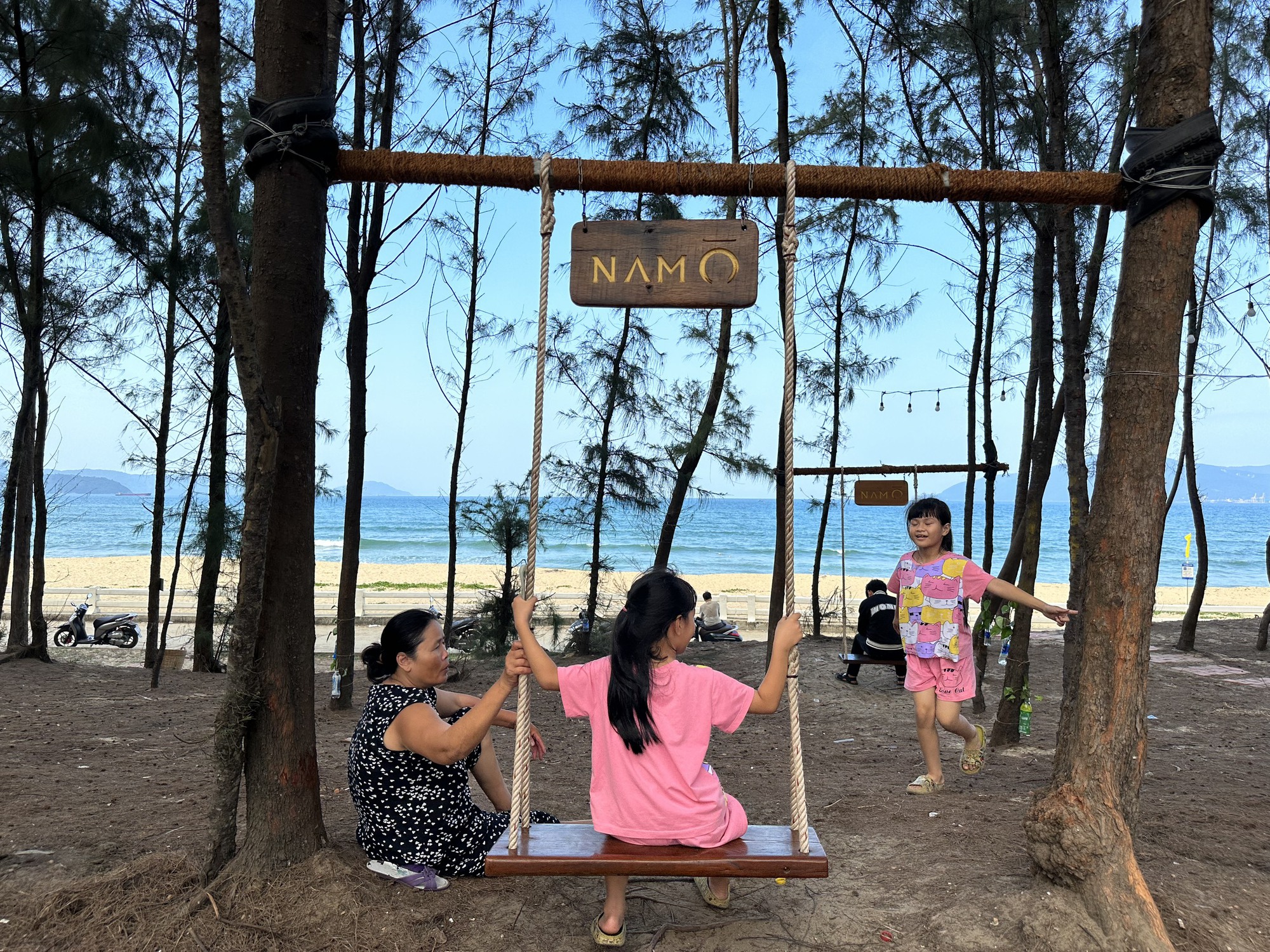 Bí thư Thành ủy Đà Nẵng Nguyễn Văn Quang 'mở hàng' Phố ăn vặt Nam Ô - Ảnh 3.