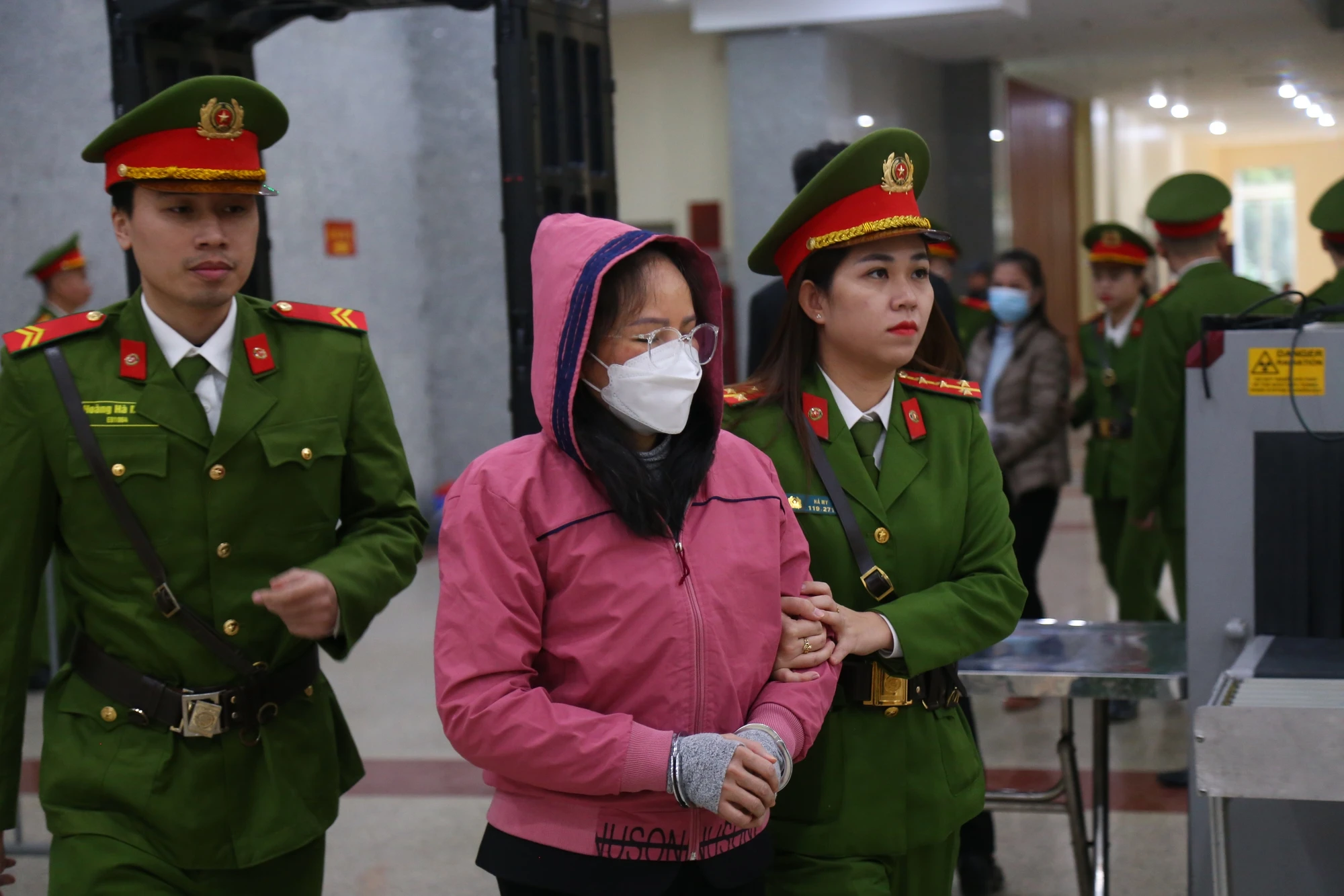 'Nhận hối lộ 25 tỉ, cầm tiền chỉ nghĩ là cảm ơn, bị bắt mới biết sai'- Ảnh 3.