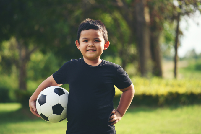 子どもの定期的な適度な運動は、肥満や過体重を防ぐ鍵です。写真：Freepik