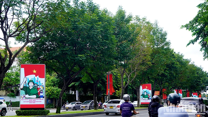 Ho Chi Minh-Ville : les rues sont décorées de drapeaux et de fleurs pour célébrer la fête nationale le 2 septembre photo 2