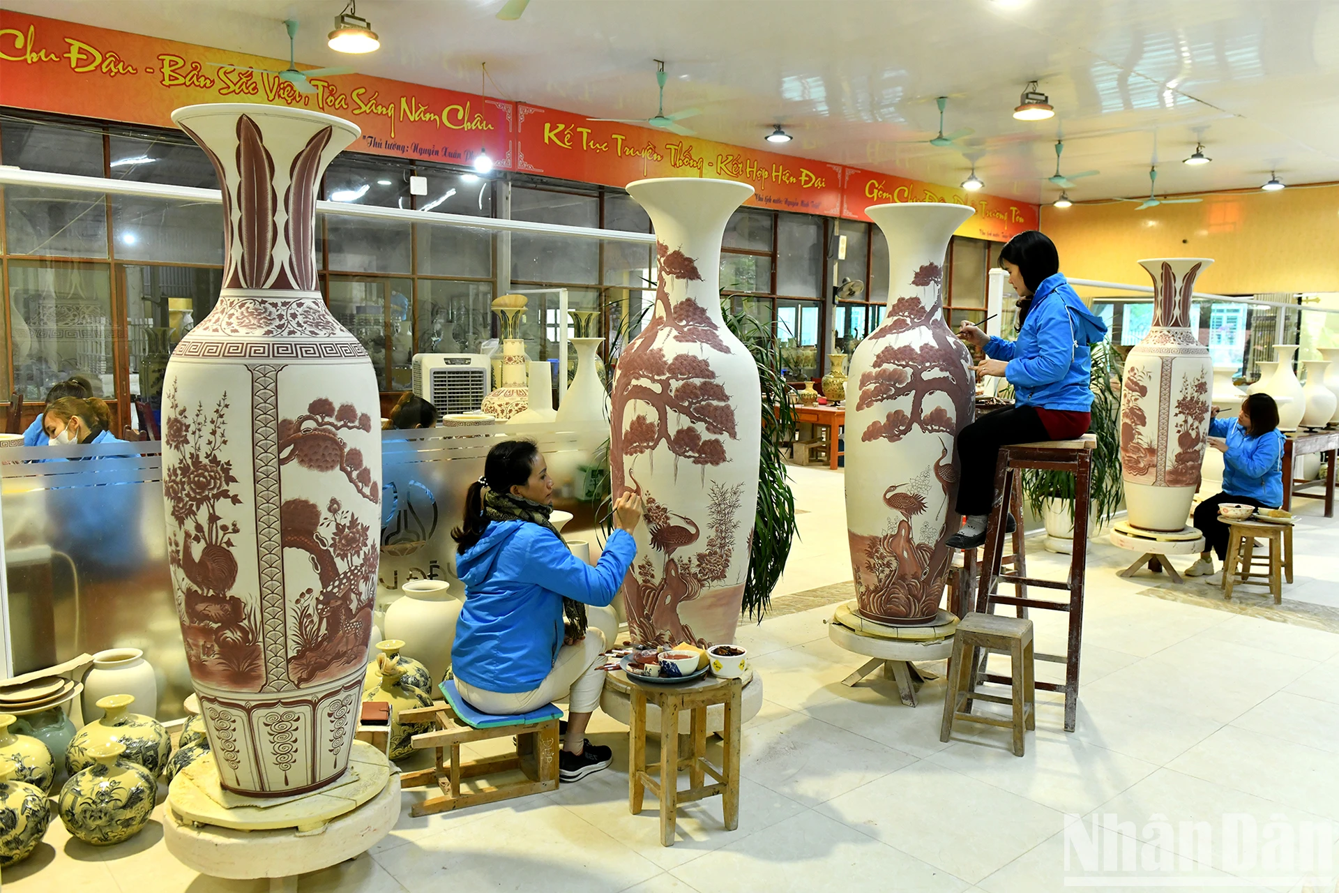 [Foto] Cerámica Chu Dau: una línea de cerámica antigua y única que lleva la cultura vietnamita al mundo. Foto 3