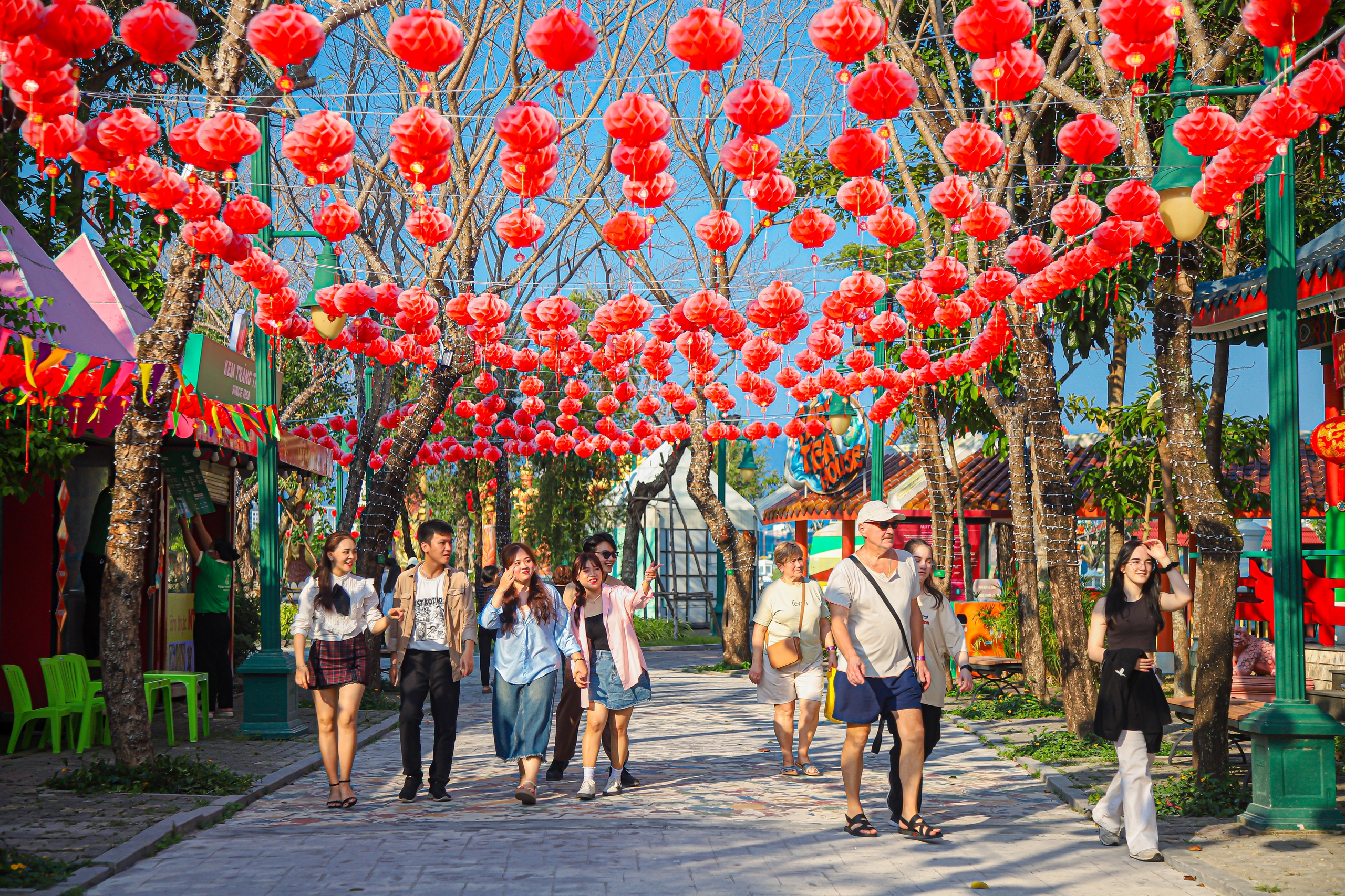 Hàng chục ngàn du khách đến Tây Ninh, Đà Nẵng du xuân, cầu an- Ảnh 6.