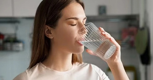 Wenn Sie nicht genug Wasser trinken, kann dies schädlich für Ihre Wirbelsäule und Ihren Rücken sein.