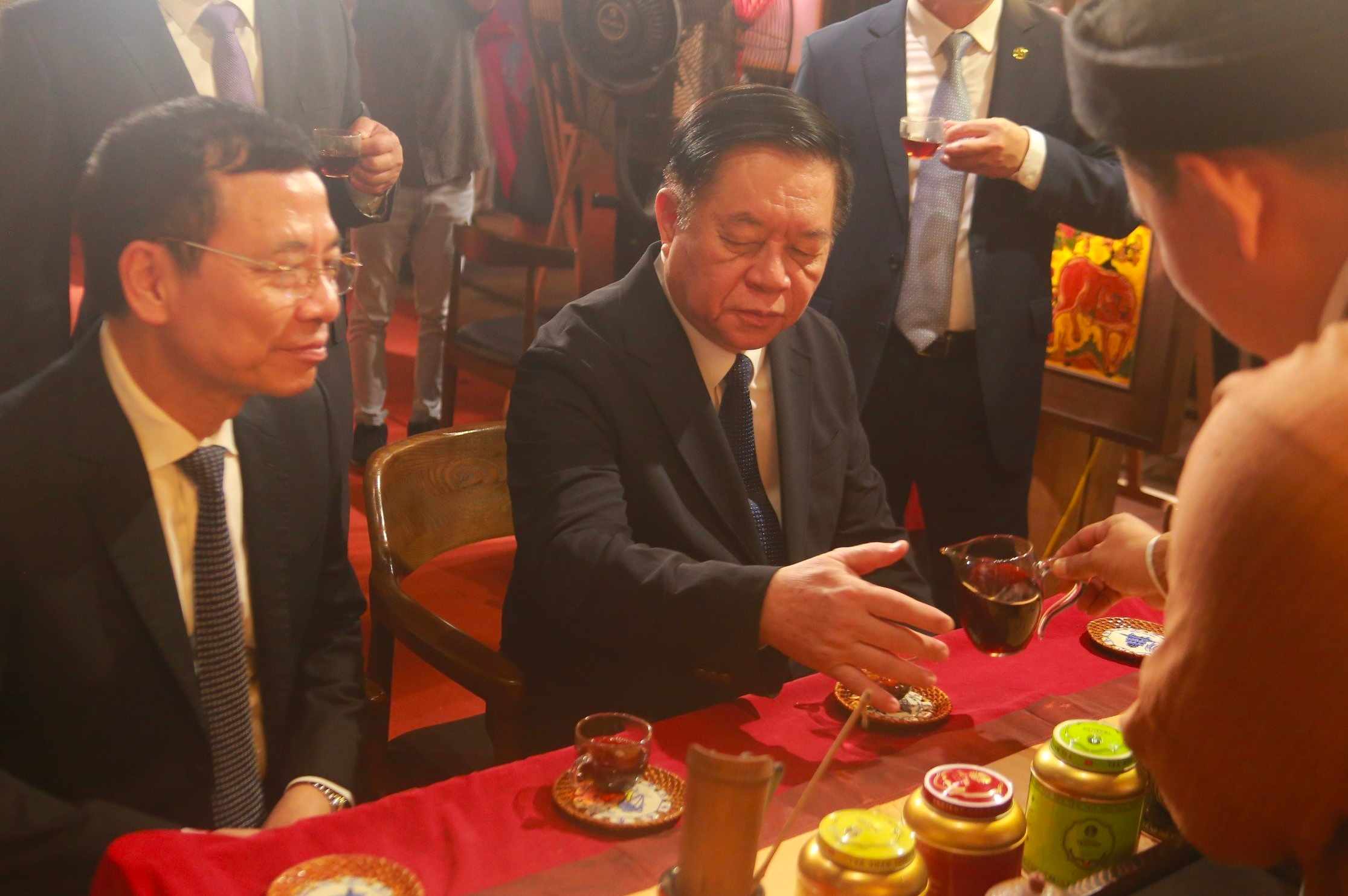 El Sr. Nguyen Trong Nghia y el Sr. Nguyen Manh Hung disfrutan de un té caliente en el espacio de experiencia cultural. Foto: Thuy Trang