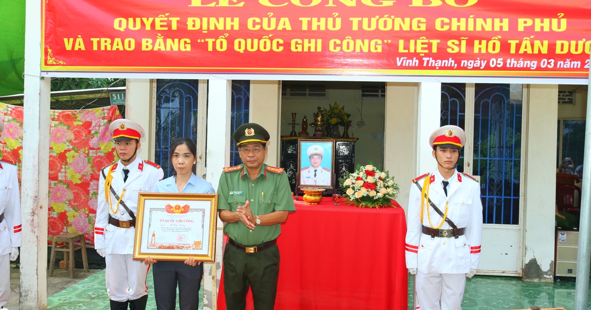 Trao bằng Tổ quốc ghi công cho liệt sĩ Hồ Tấn Dương