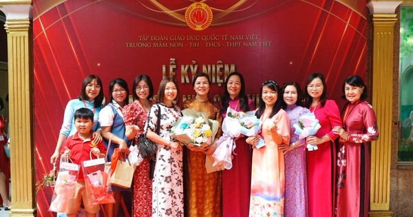 Former Vice President Truong My Hoa attended the celebration of Vietnamese Teachers' Day at Nam Viet School.