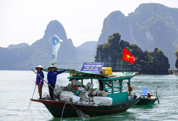 Tàu vớt rác trên vịnh. Ảnh: AFP