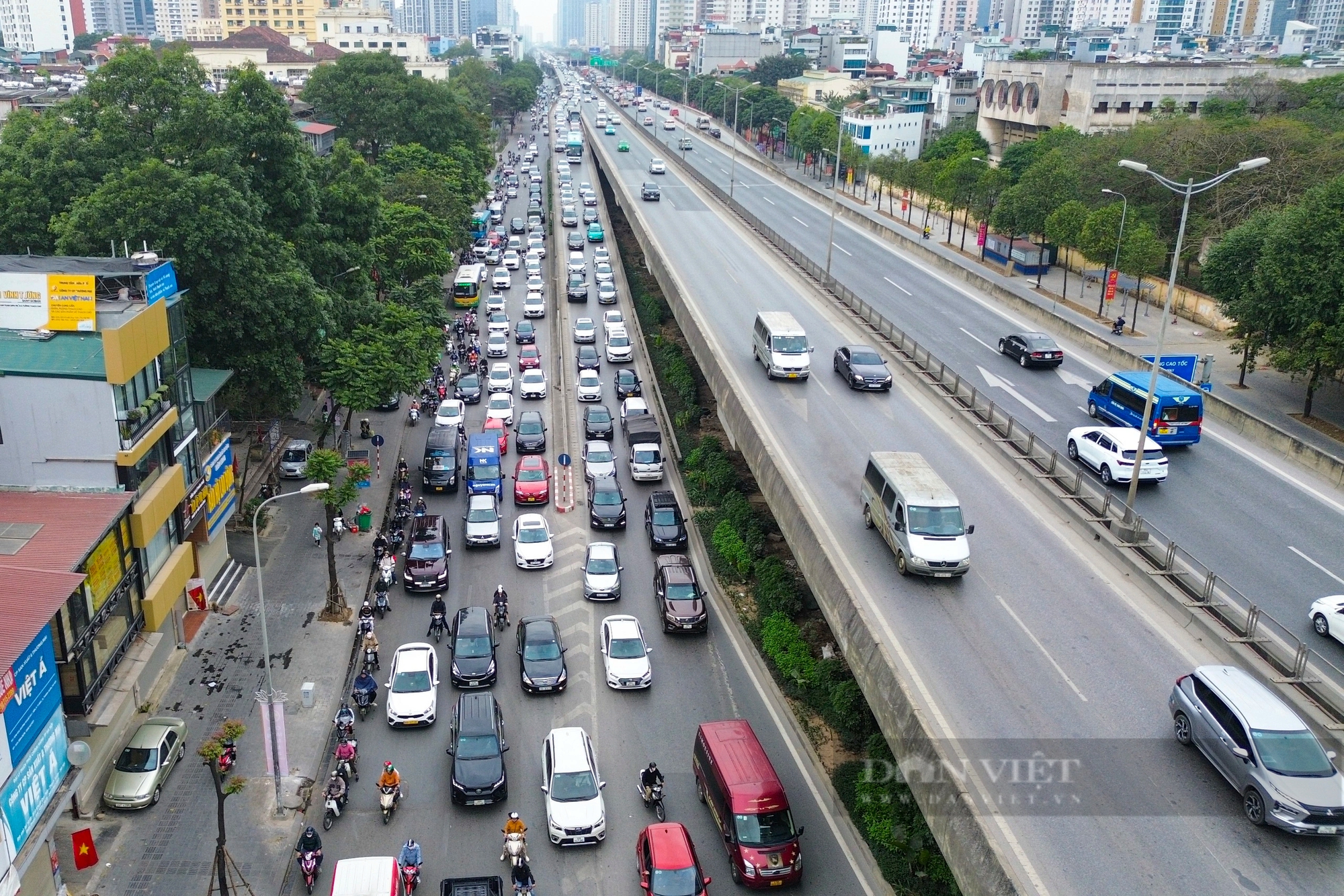 Hàng đoàn người ùn ùn nối đuôi nhau trở lại Hà Nội sau kỳ nghỉ Tết Nguyên đán 2024- Ảnh 2.