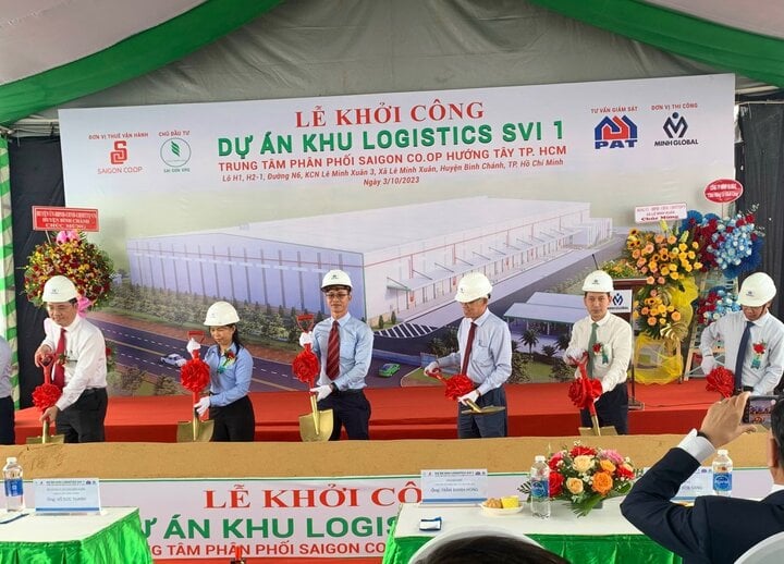 Delegates perform the sand shoveling ceremony at the groundbreaking ceremony of Saigon Co.op warehouse in the West of Ho Chi Minh City at Le Minh Xuan 3 Industrial Park.