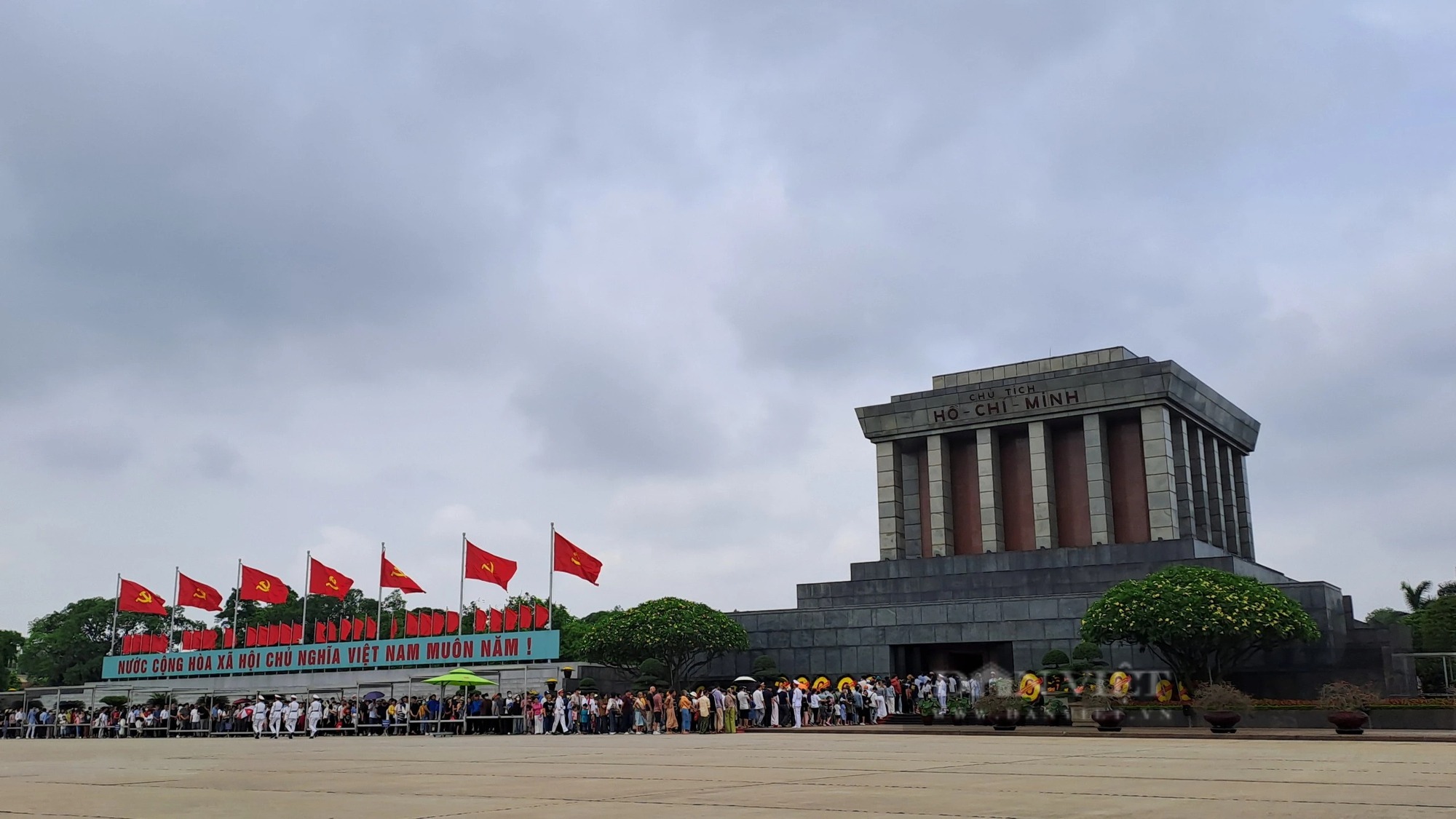 Ảnh ấn tượng tuần: Lãnh đạo Đảng, Nhà nước vào lăng viếng Bác và dàn xe hoa mừng ngày Phật đản- Ảnh 2.