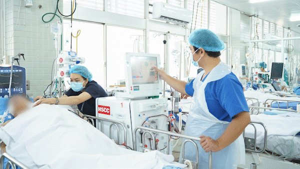 Un médecin de l'hôpital Cho Ray examine un patient