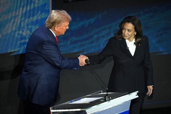 La vicepresidenta Harris está ocupada haciendo campaña, tiene una agenda apretada y se centra en los estados del "muro azul"