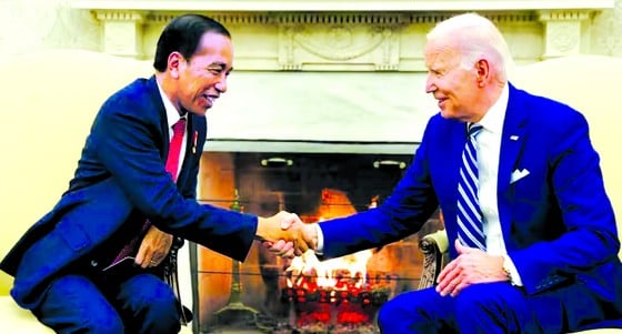 会談に臨むジョー・バイデン米大統領（右）とインドネシアのジョコ・ウィドド大統領